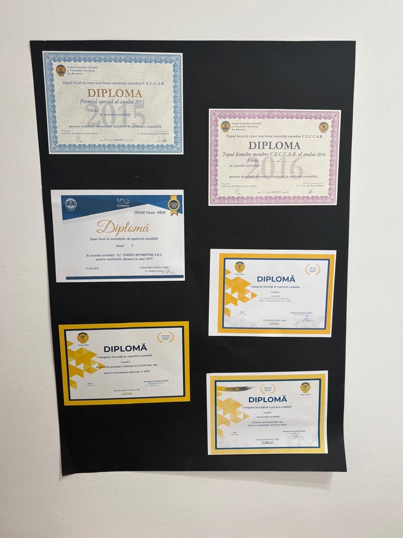 Peretele cu diplomele CECCAR ale Conion Accounting: premiul special 2015, topul firmelor 2016 și Locul I în 2017, 2018, 2019 și 2020
